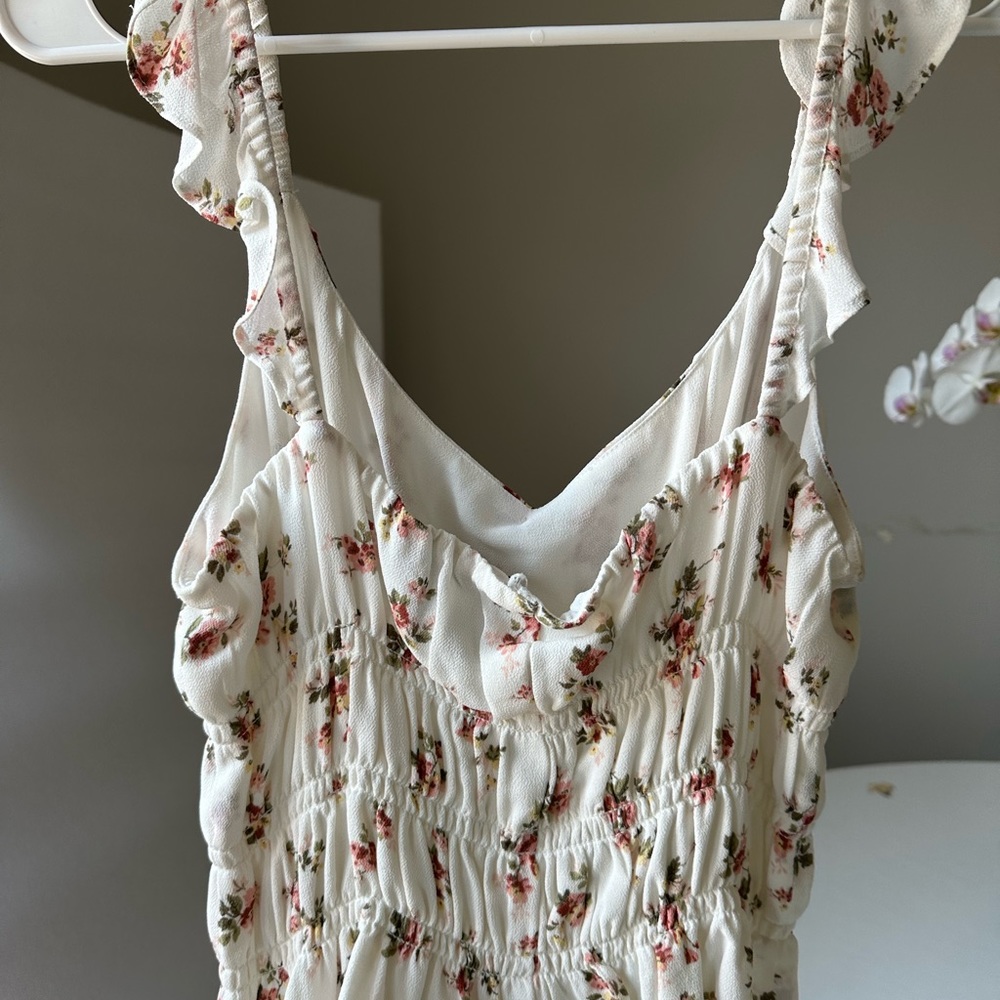 Lovely top , never worn . It’s too tiny for me
